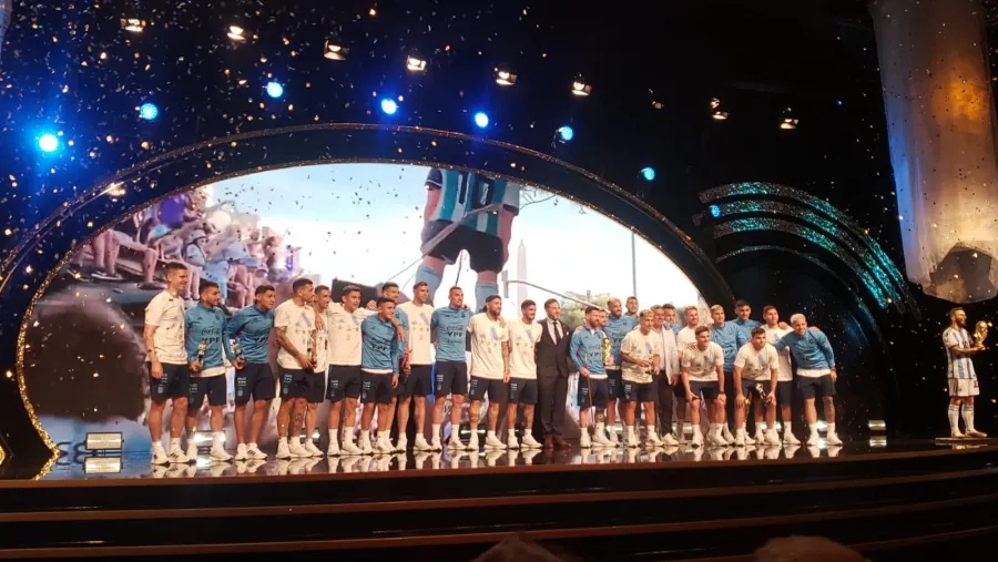 Conmebol brindó un emotivo homenaje a los últimos campeones del mundo
