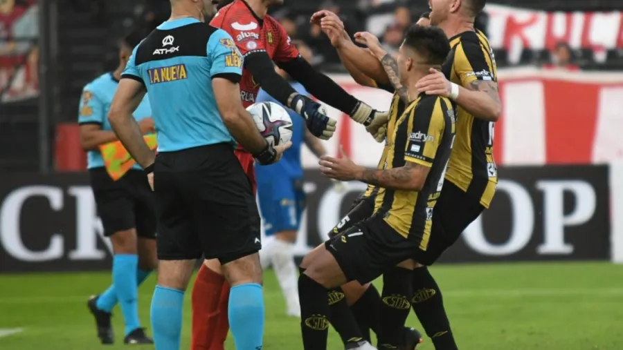 Deportivo Madryn eliminó a Huracán por penales y lo sacó de la Copa Argentina
