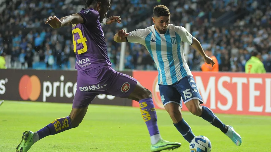 Racing ganaba cómodo, se lo empataron y festejó gracias a un gol en contra ante Aucas