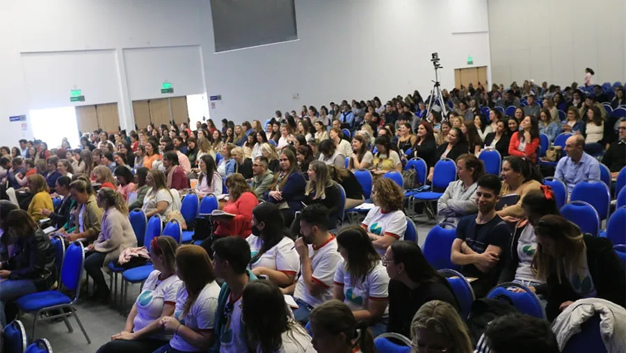 Los talleres educativos promovidos por la Fundación Banco de Entre Ríos que realizó la experta Laura Lewin reunión a más de 650 directivos, docentes y estudiantes de profesorados de toda provincia.