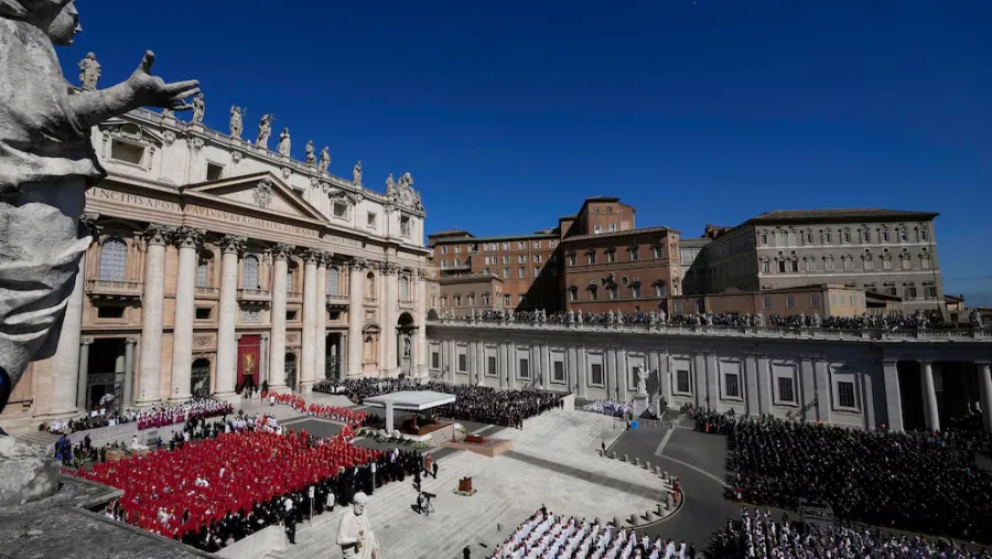 El funeral del papa Francisco en la Plaza de San Pedro: multitudinaria misa con la presencia de numerosos líderes mundiales. El funeral del papa Francisco en la Plaza de San Pedro: multitudinaria misa con la presencia de numerosos líderes mundiales.