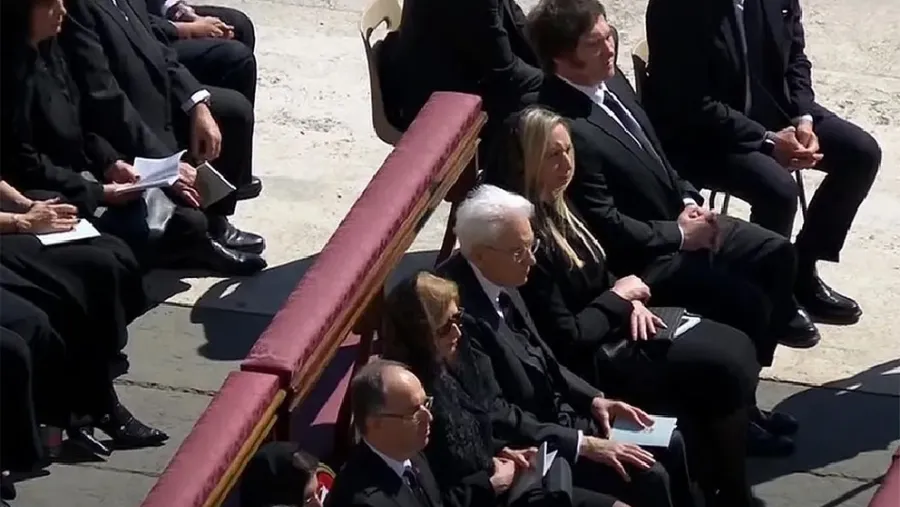 Javier Milei, junto a su hermana Karina, en la Plaza de San Pedro en el funeral del papa Francisco. Javier Milei, junto a su hermana Karina, en la Plaza de San Pedro en el funeral del papa Francisco.