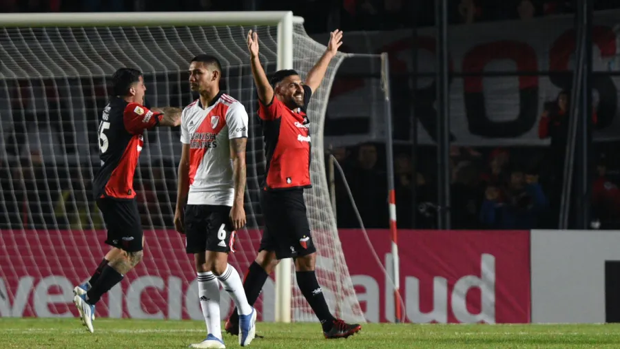 Con gol de “Wanchope” Ábila, Colón le ganó a River en el “Cementerio de los Elefantes”