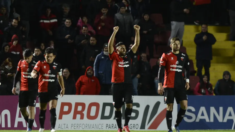 Colón de Santa Fe se lo dio vuelta a Vélez en un partido con emociones varias Colón de Santa Fe se lo dio vuelta a Vélez en un partido con emociones varias