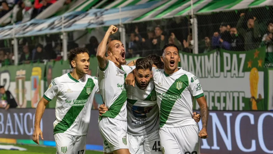 Banfield festejó por primera vez desde el regreso de Julio Falcioni como director técnico Banfield festejó por primera vez desde el regreso de Julio Falcioni como director técnico