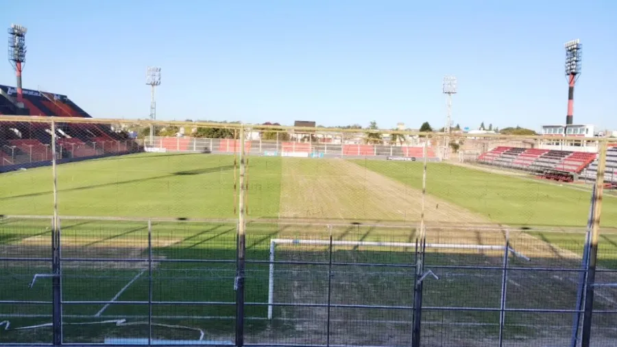 El campo de juego del estadio Grella otra vez fue noticia