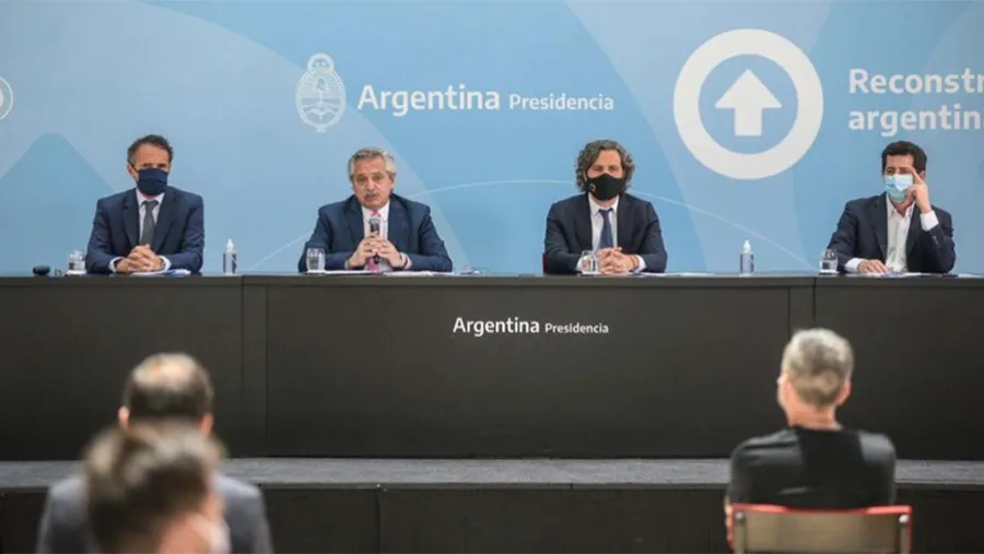 El Presidente Alberto Fernández junto a Santiago Cafiero, Gabriel Katopodis y Eduardo “Wado” De Pedro.