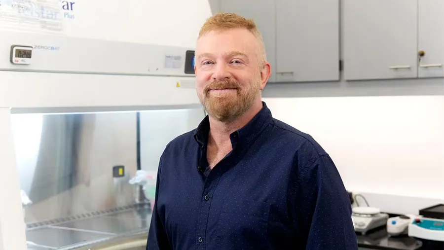 El médico argentino Gabriel Rabinovich en su laboratorio. Este científico advierte: “Si se quiere reducir gastos, la ciencia no es el lugar”.