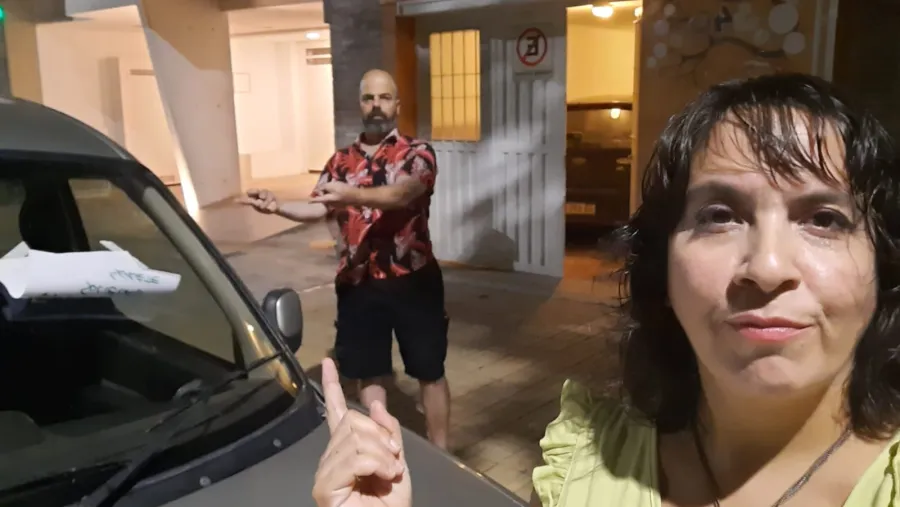 José Vicentín no pudo sacar su auto del garaje, por el mal estacionamiento de una camioneta en calle Feliciano. 