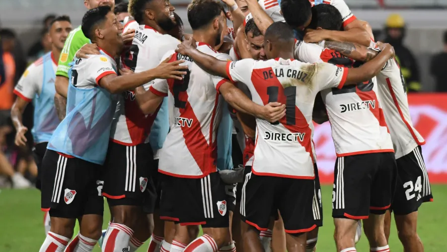 River venció a Rosario Central y coronó el año con el Trofeo de Campeones River venció a Rosario Central y coronó el año con el Trofeo de Campeones