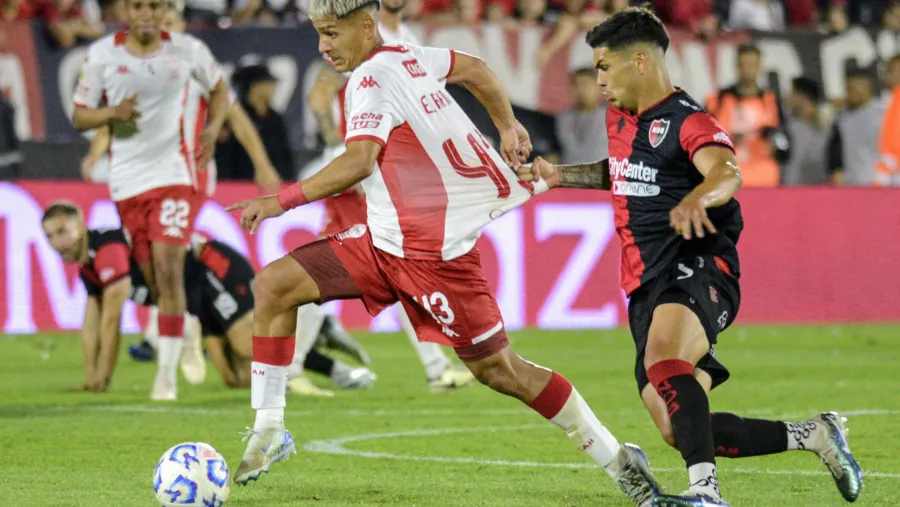 Huracán pisó fuerte en Rosario y venció a Newell’s a puro gol para alcanzar la cima Huracán pisó fuerte en Rosario y venció a Newell’s a puro gol para alcanzar la cima