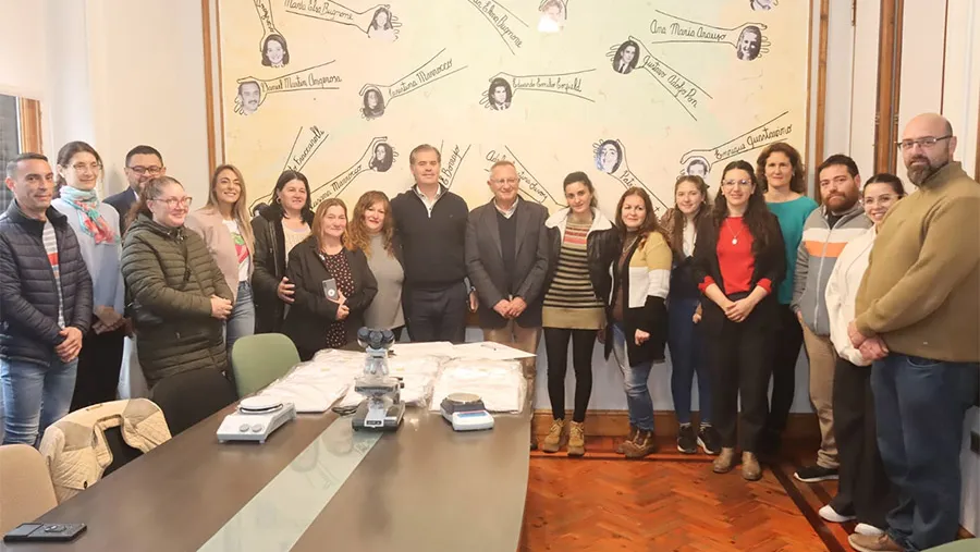 Autoridades municipales y educativas firmaron un convenio para fortalecer al sector textil de Gualeguaychú conjuntamente con el INTI. Autoridades municipales y educativas firmaron un convenio para fortalecer al sector textil de Gualeguaychú conjuntamente con el INTI.