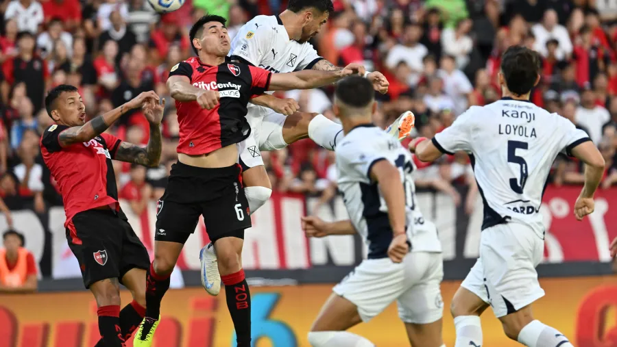 Newell’s le ganó a Independiente un duelo cargado de polémicas en Rosario Newell’s le ganó a Independiente un duelo cargado de polémicas en Rosario