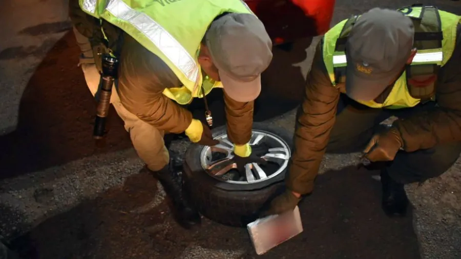 Gendarmería secuestró 11 kilos de cocaína que estaban ocultos en una rueda de auxilio Gendarmería secuestró 11 kilos de cocaína que estaban ocultos en una rueda de auxilio