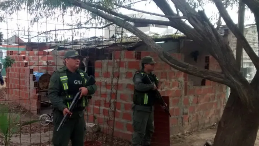 Personal de gendarmería realizó el allanamiento en Paraná. Un hombre y una mujer quedaron detenidos.