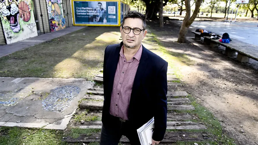 “El trabajo en Rosario tiene la particularidad de que los aprietes y las amenazas no solo vienen de los narcos”, asevera Germán de los Santos. “El trabajo en Rosario tiene la particularidad de que los aprietes y las amenazas no solo vienen de los narcos”, asevera Germán de los Santos.