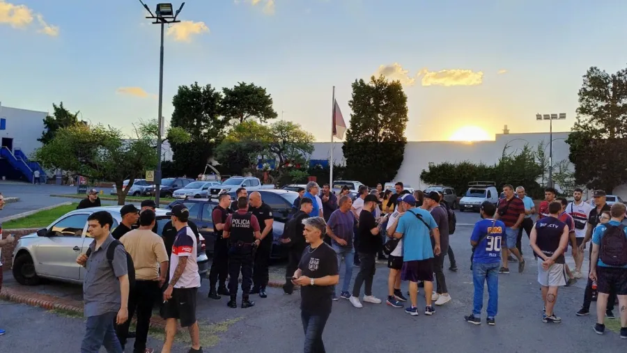 Socios de San Lorenzo impidieron la asamblea y pidieron “que se vayan todos” Socios de San Lorenzo impidieron la asamblea y pidieron “que se vayan todos”