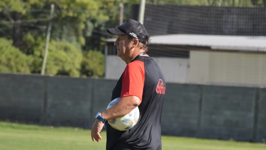 Walter Perazzo busca variantes ante algunas dudas por cuestiones físicas en Patronato