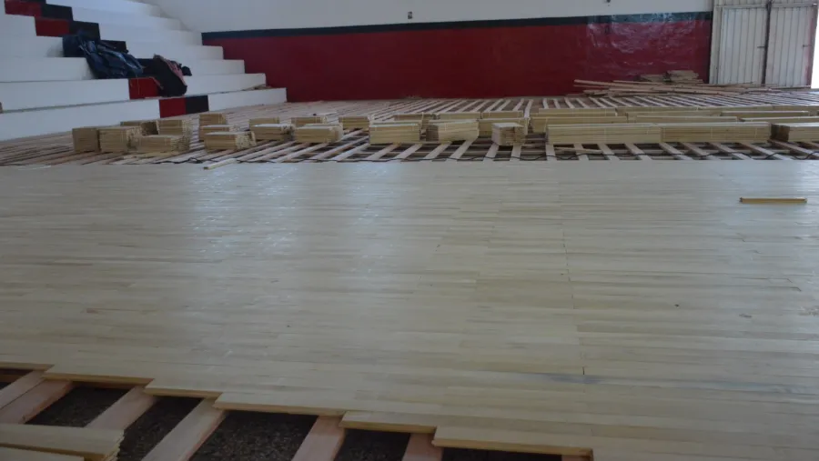 Avanza la colocación del piso deportivo del gimnasio cerrado de Patronato Avanza la colocación del piso deportivo del gimnasio cerrado de Patronato