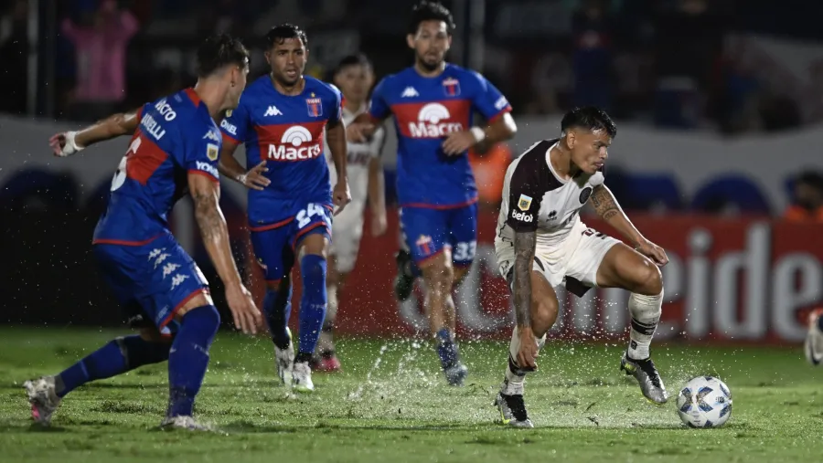 Fútbol: Lanús festejó ante Tigre bajo la lluvia y escaló al segundo lugar de la Zona B Fútbol: Lanús festejó ante Tigre bajo la lluvia y escaló al segundo lugar de la Zona B