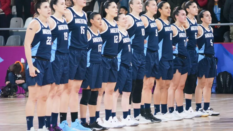 Un papelón con la indumentaria dejó a las “Gigantes” afuera de la lucha por las medallas