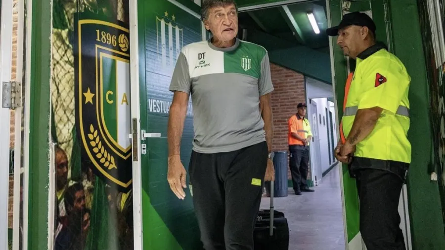 Julio Falcioni sufrió una descompensación y tuvo que ser internado de urgencia Julio Falcioni sufrió una descompensación y tuvo que ser internado de urgencia