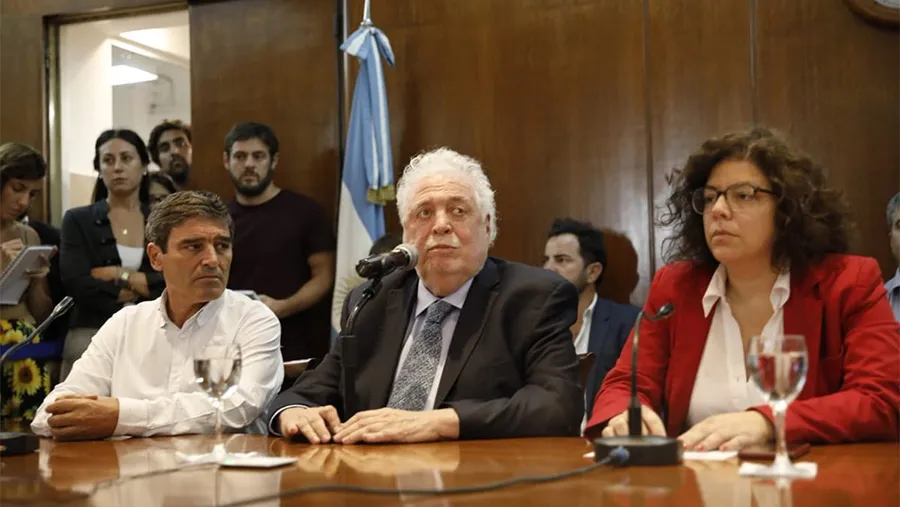 Ginés González García adelantó que comenzarán a repartir respiradores. Ginés González García adelantó que comenzarán a repartir respiradores.