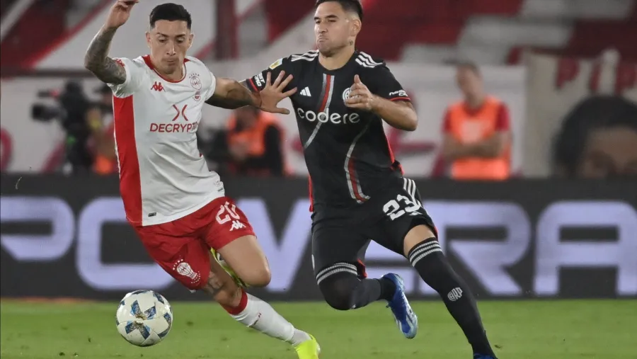 Huracán venció a River y terminó con su invicto de 17 partidos en el fútbol argentino Huracán venció a River y terminó con su invicto de 17 partidos en el fútbol argentino