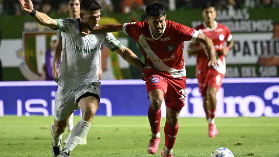 Argentinos se recuperó de un error, venció a Banfield y es el líder de la Zona A