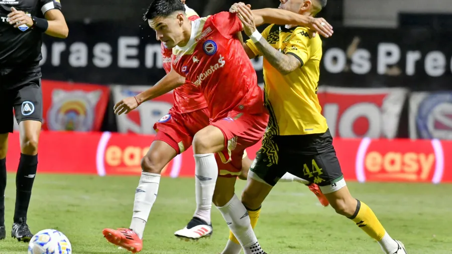 Aldosivi consiguió su primer triunfo y dejó sin invicto al puntero Argentinos Juniors