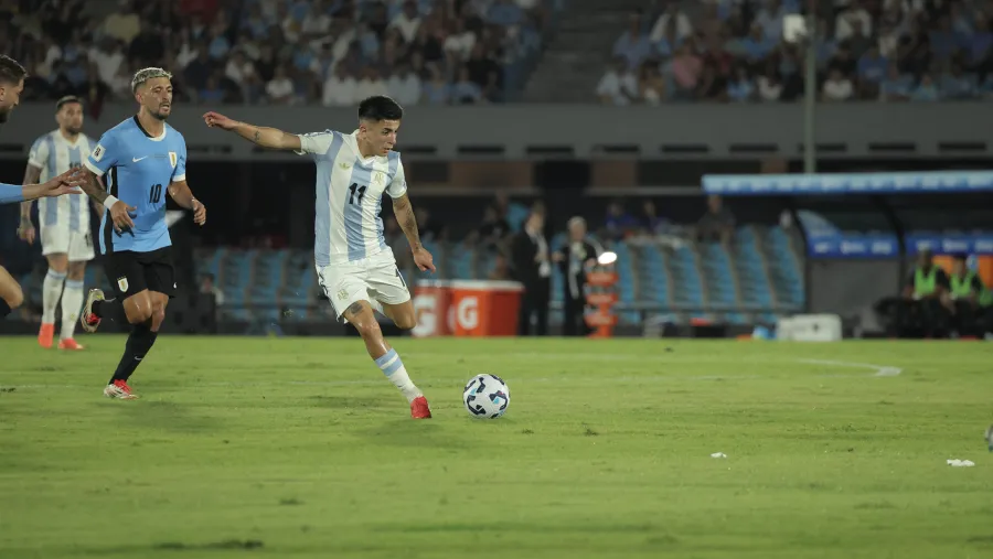 Argentina venció a Uruguay en Montevideo y acaricia la clasificación al Mundial 2026 Argentina venció a Uruguay en Montevideo y acaricia la clasificación al Mundial 2026