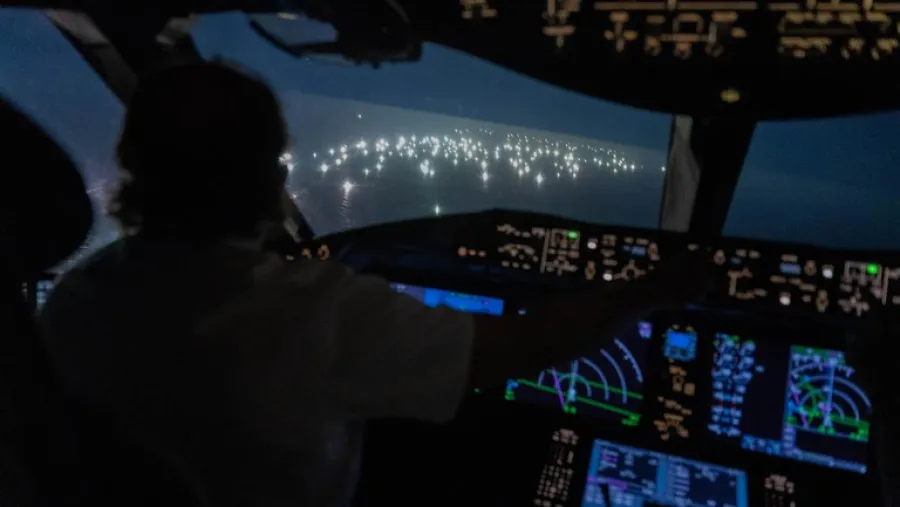 La ciudad de luces que flota en el Mar Argentino y está depredando las aguas