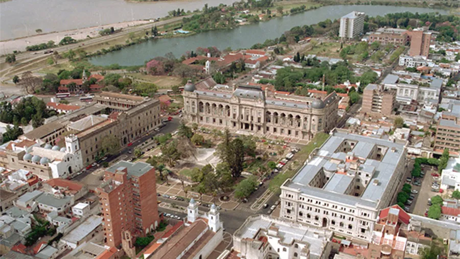 Los tres Poderes del Estado santafesino se ven impactados por un escándalo que termina sacando a la luz un cúmulo de sospechas, corrupción y tensiones. Como era de esperar, el dinero sucio del juego clandestino y del narcotráfico es el detonante de esta crisis.