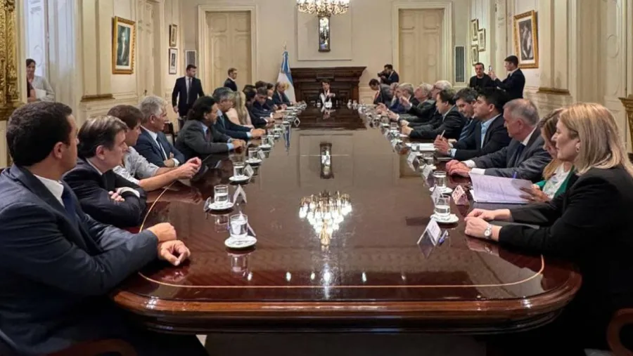El gobierno nacional convocará a los gobernadores nuevamente para abordar el tratamiento de la “Ley Bases” en Diputados. El gobierno nacional convocará a los gobernadores nuevamente para abordar el tratamiento de la “Ley Bases” en Diputados.