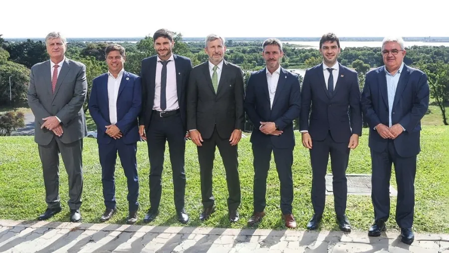 En mayo se reunieron en Paraná seis gobernadores: Rogelio Frigerio, de Entre Ríos; Maximiliano Pullaro (Santa Fe); Raúl Jalil (Catamarca); Axel Kicillof (Buenos Aires); Ignacio Torres (Chubut) y Sergio Raúl Ziliotto (La Pampa). Ahora volverán a hacerlo durante esta semana en el Consejo Federal de Inversiones (CFI). En mayo se reunieron en Paraná seis gobernadores: Rogelio Frigerio, de Entre Ríos; Maximiliano Pullaro (Santa Fe); Raúl Jalil (Catamarca); Axel Kicillof (Buenos Aires); Ignacio Torres (Chubut) y Sergio Raúl Ziliotto (La Pampa). Ahora volverán a hacerlo durante esta semana en el Consejo Federal de Inversiones (CFI).
