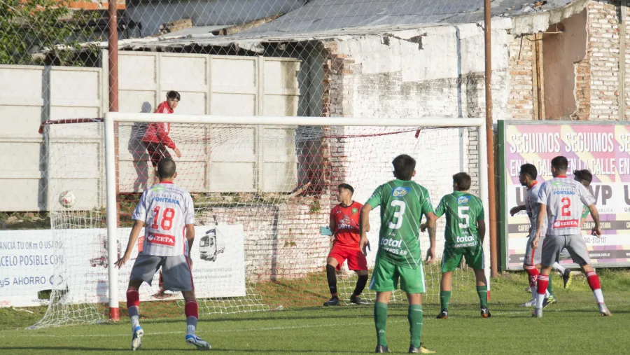 Camioneros goleaba, Atlético Paraná se lo empató y uno de los dos será semifinalista