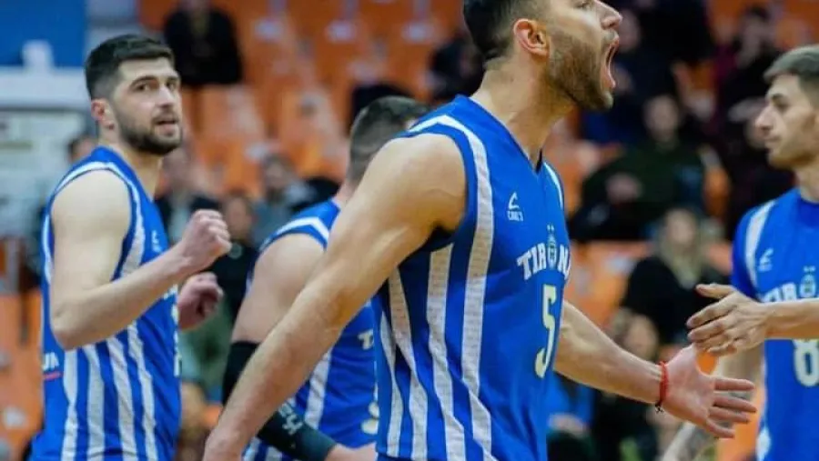 Gonzalo Lapera volvió a Paraná tras su cosecha de títulos en el vóley de Albania