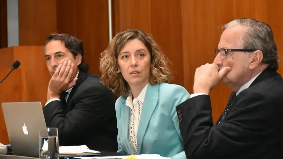 Imagen de archivo de Cecilia Goyeneche en el Jury de Enjuiciamiento, junto a sus dos abogados defensores.