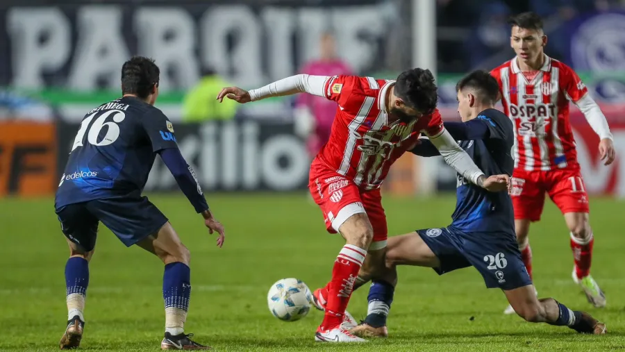 Unión ganó un partido caliente en Mendoza y también mira desde lo más alto