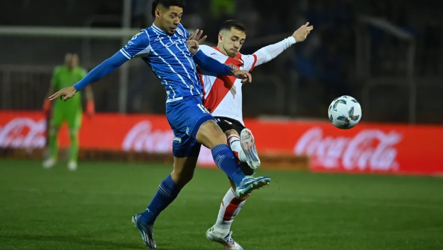 Fútbol: Godoy Cruz lo dio vuelta ante River, que se fue silbado de Mendoza