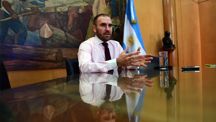 Martín Guzmán en su despacho del Palacio de Hacienda.