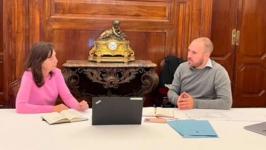 El ministro Guzmán con Julie Kozack, la subdirectora de Hemisferio Occidental del FMI El ministro Guzmán con Julie Kozack, la subdirectora de Hemisferio Occidental del FMI