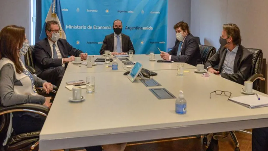 Martín Guzmán con representantes del FMI