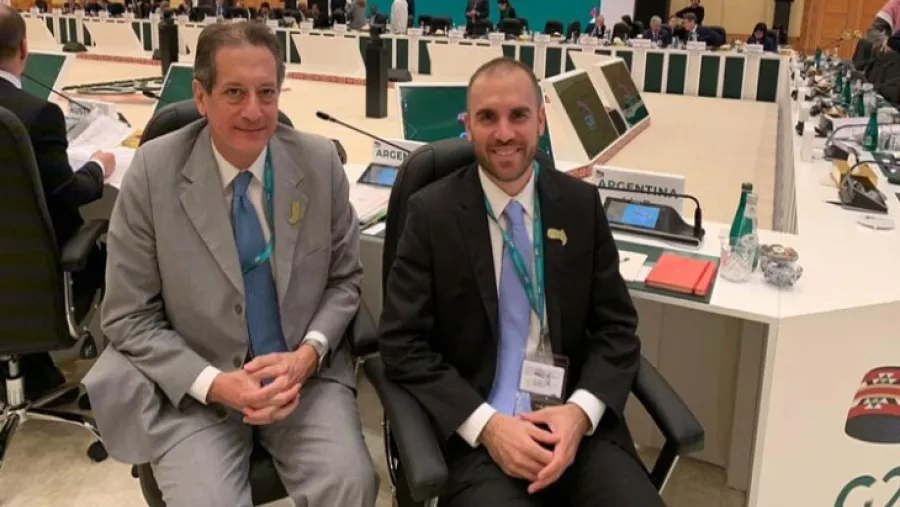 Guzmán, junto al presidente del Banco Central, Miguel Pesce,