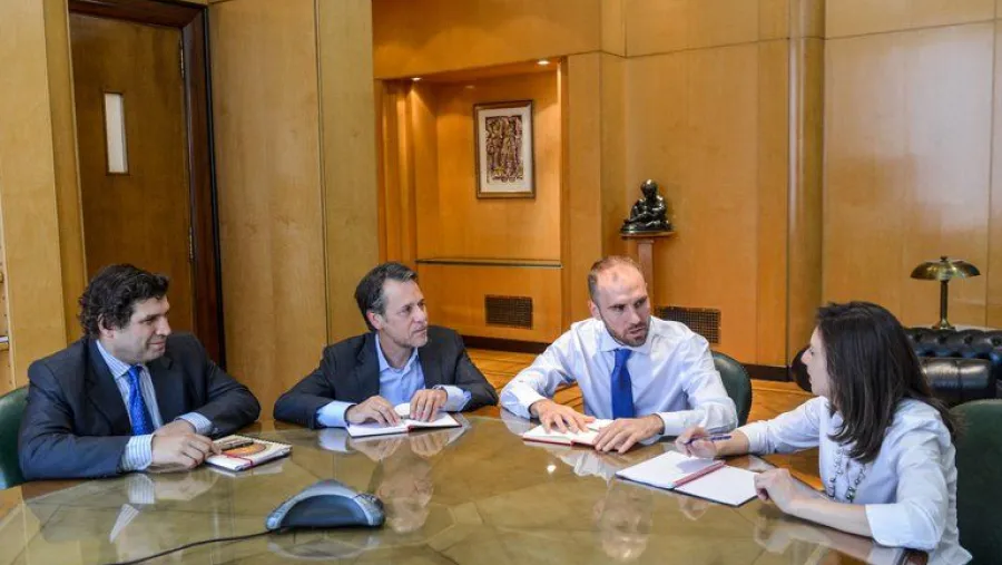 Guzmán con técnicos del FMI Guzmán con técnicos del FMI