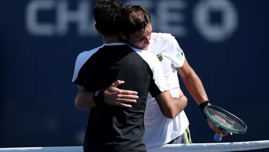 Tenis: Báez abandonó ante Griekspoor y Etcheverry le ganó a Cerúndolo en el US Open Tenis: Báez abandonó ante Griekspoor y Etcheverry le ganó a Cerúndolo en el US Open