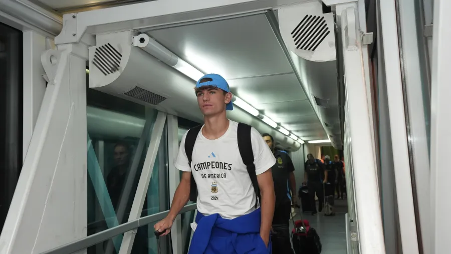 La selección argentina aterrizó en Buenos Aires tras el empate en su visita a Venezuela