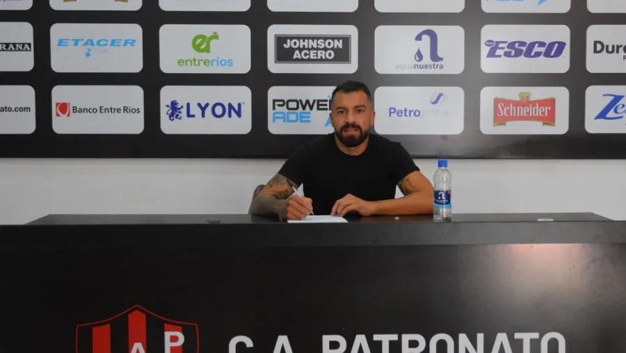 Héctor Canteros Héctor Canteros firmó su contrato y este martes comenzará a entrenar en Patronato