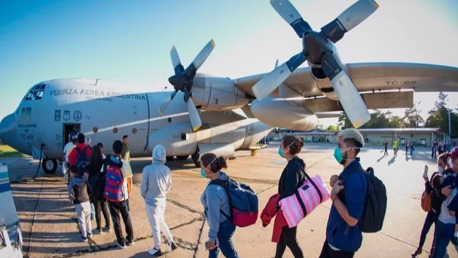 El gobierno suspendió el regreso de los argentinos varados en el exterior