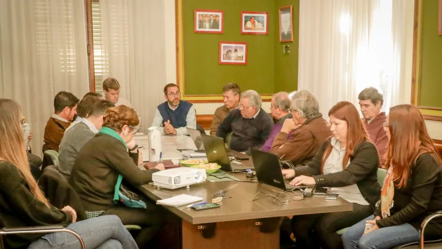 Imagen de archivo de la reunión de trabajo entre funcionarios de la Municipalidad de Gualeguaychú e Hidráulica provincial.